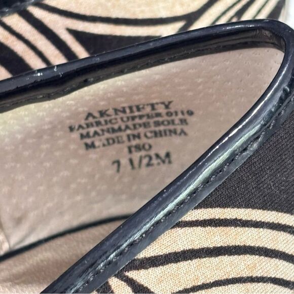 Anne Klein | Nifty Women’s Peep Toe Flats Black Tan Pattern 7.5M - Picture 8 of 10